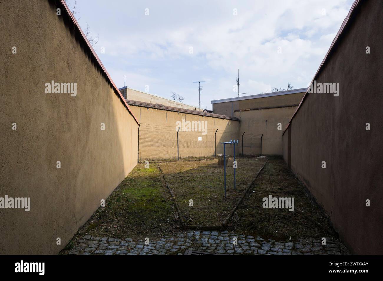 Bautzen Stasi Knast Gedenkstätte Im sächsischen Bautzen gab es historisch zwei Gefängnisse, die heute insbesondere für Unrecht und politische Verfolgung in der Sowjetischen Besatzungszone und in der DDR bekannt sind. Zwischen 1902 und 1906 wurde an der Lessingstraße in der Bautzener Ostvorstadt ein großzügiges neues Gerichtsgebäude errichtet, dem ein Vollzugskomplex angeschlossen war. Dieser umfasste 134 Einzel-, 23 Dreimann-, 2 Durchgangs-, 4 Kranken- und 5 Arrestzellen. Von 1945 bis 1949 diente es der sowjetischen Militärverwaltung als Untersuchungsgefängnis, von wo aus die Verurteilten dire Stock Photo
