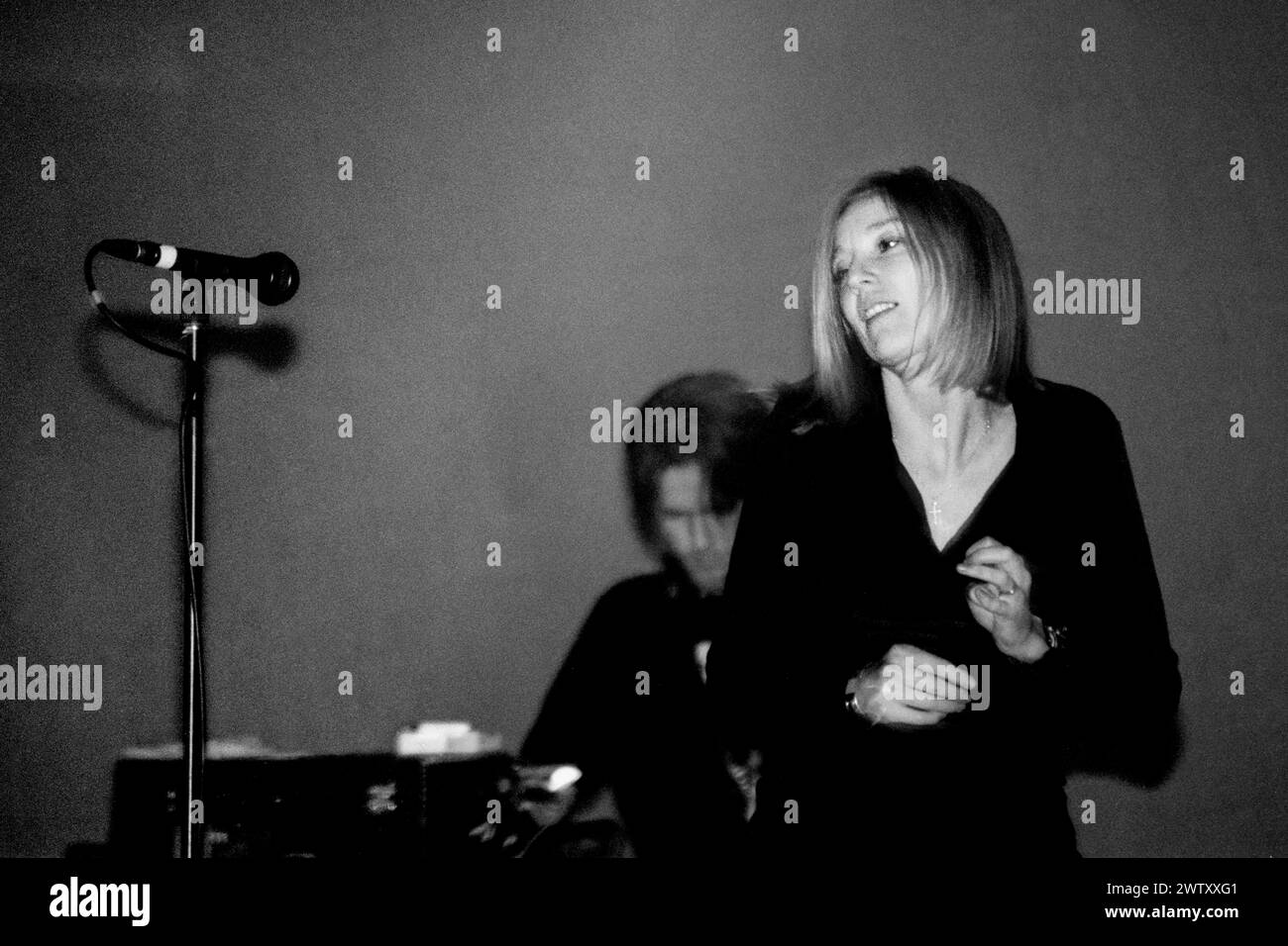 PORTIHEAD, BRISTOL FREE CONCERT, 1998: Beth Gibbons of Portishead singing at Bristol Community Free Festival at Ashton Court, Bristol, England on 19 July 1998. The band were touring with their 2nd album 'Portishead' and went on a 9-year hiatus shortly after this concert. Photo: Rob Watkins.   INFO: Portishead, a British trip-hop band formed in 1991, redefined electronic music with their dark, atmospheric sound. Albums like 'Dummy' showcased their haunting melodies and Beth Gibbons' emotive vocals, cementing their status as pioneers of the genre. Stock Photo