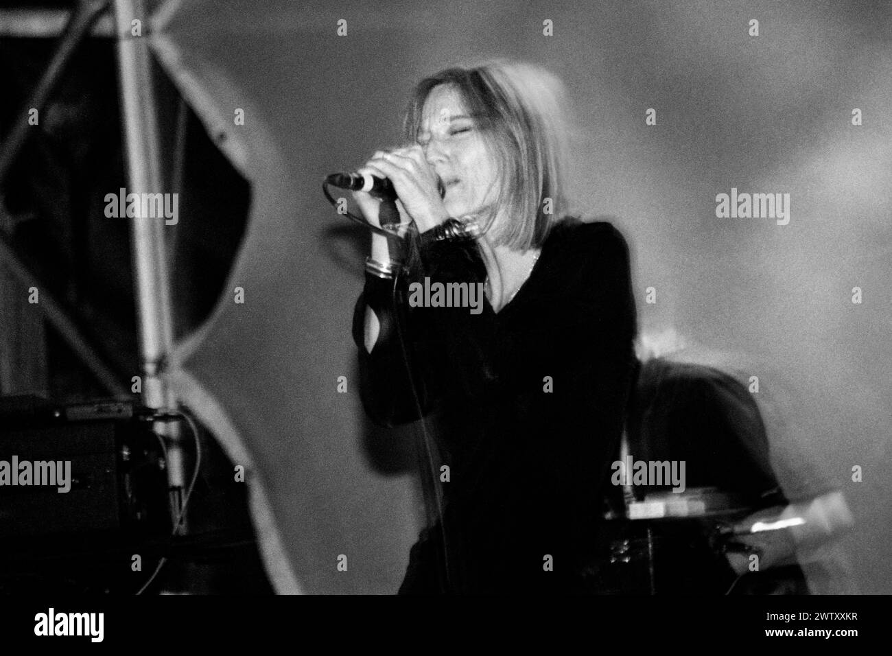 PORTIHEAD, BRISTOL FREE CONCERT, 1998: Beth Gibbons of Portishead singing at Bristol Community Free Festival at Ashton Court, Bristol, England on 19 July 1998. The band were touring with their 2nd album 'Portishead' and went on a 9-year hiatus shortly after this concert. Photo: Rob Watkins.   INFO: Portishead, a British trip-hop band formed in 1991, redefined electronic music with their dark, atmospheric sound. Albums like 'Dummy' showcased their haunting melodies and Beth Gibbons' emotive vocals, cementing their status as pioneers of the genre. Stock Photo