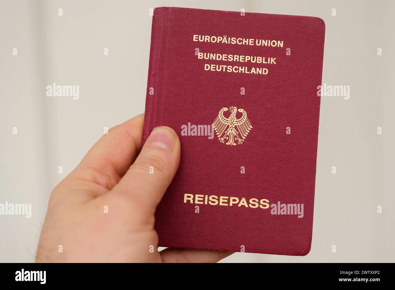 Hand hält einen deutschen Reisepass *** Hand holding a German passport Nordrhein-Westfalen Deutschland, Germany GMS11340 Stock Photo