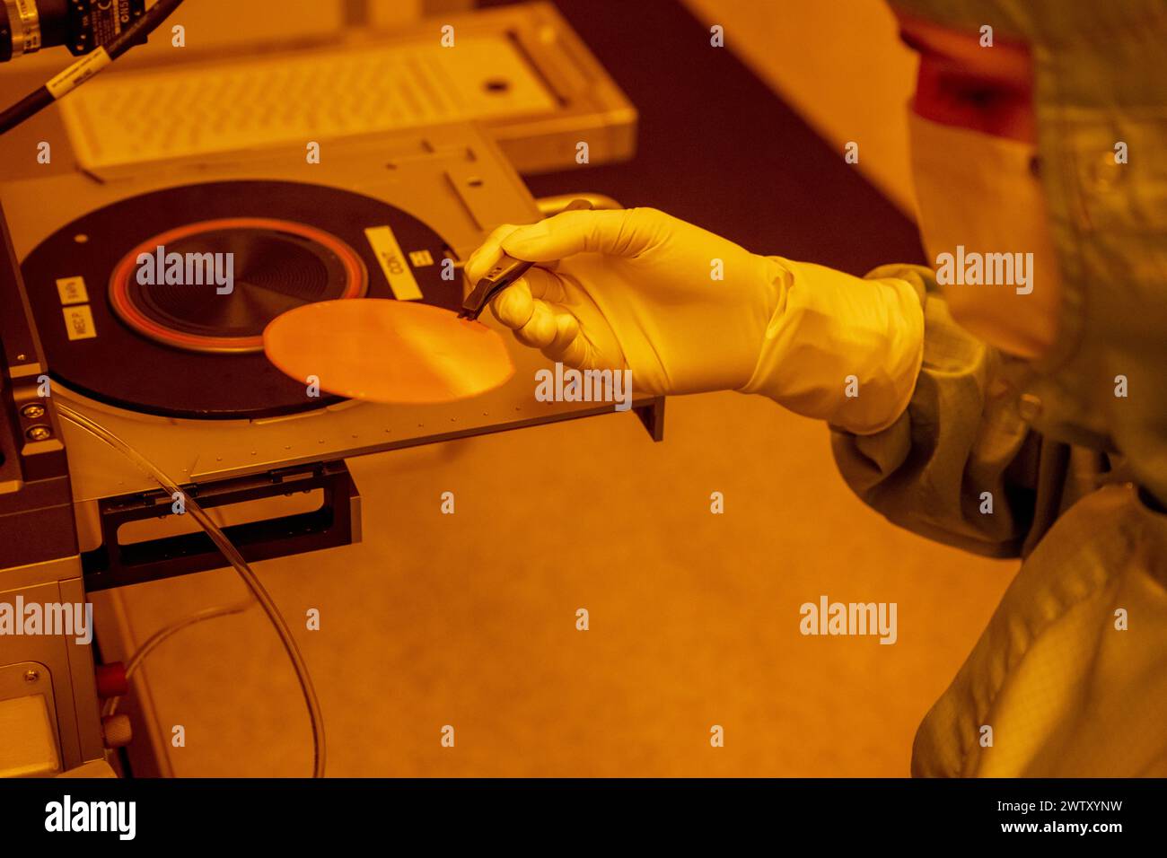 DELFT Employees are working in the Else Kooi yellow light cleanroom