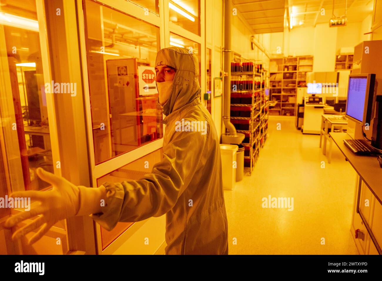 DELFT Employees are working in the Else Kooi yellow light cleanroom