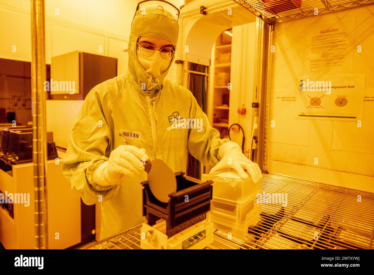 DELFT Employees are working in the Else Kooi yellow light cleanroom