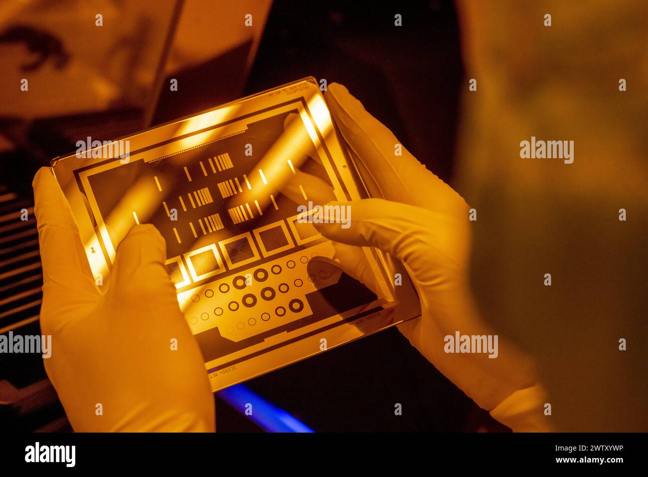 DELFT Employees are working in the Else Kooi yellow light cleanroom