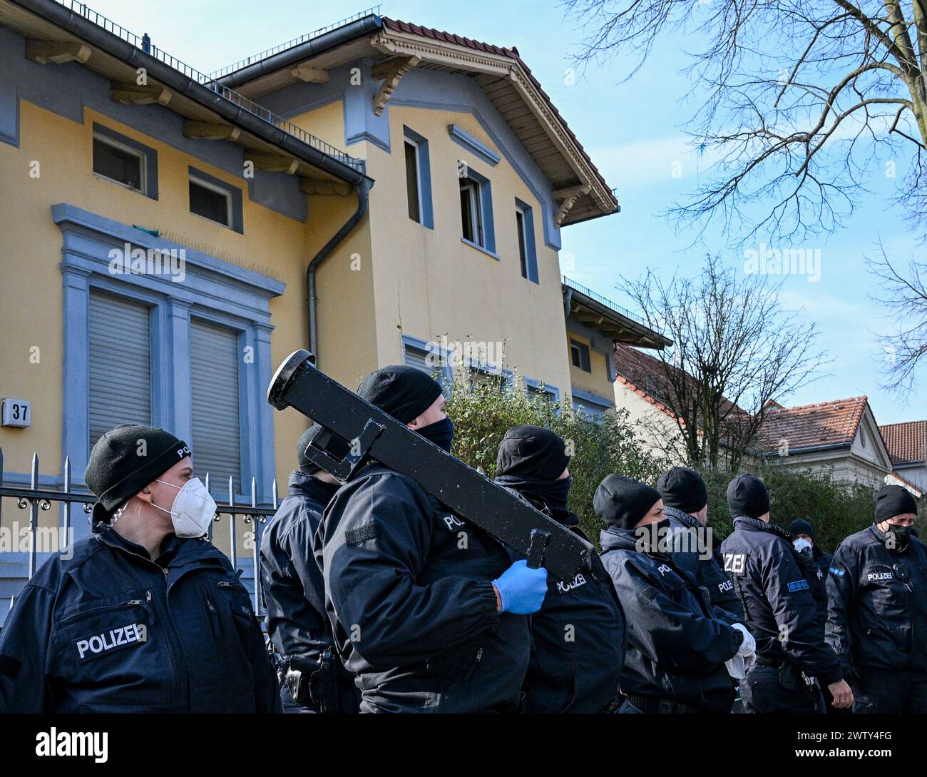 Berlin, Germany. 20th Mar, 2024. Police officers are deployed in front of a villa belonging to a clan in the Berlin district of Buckow in the Neukölln borough. In January, the Berlin district court ruled that a well-known clan of Arab origin must vacate the house. The family tried to prevent the eviction with a so-called eviction protection application. The Neukölln district court rejected the application. Credit: Jens Kalaene/dpa/Alamy Live News Stock Photo