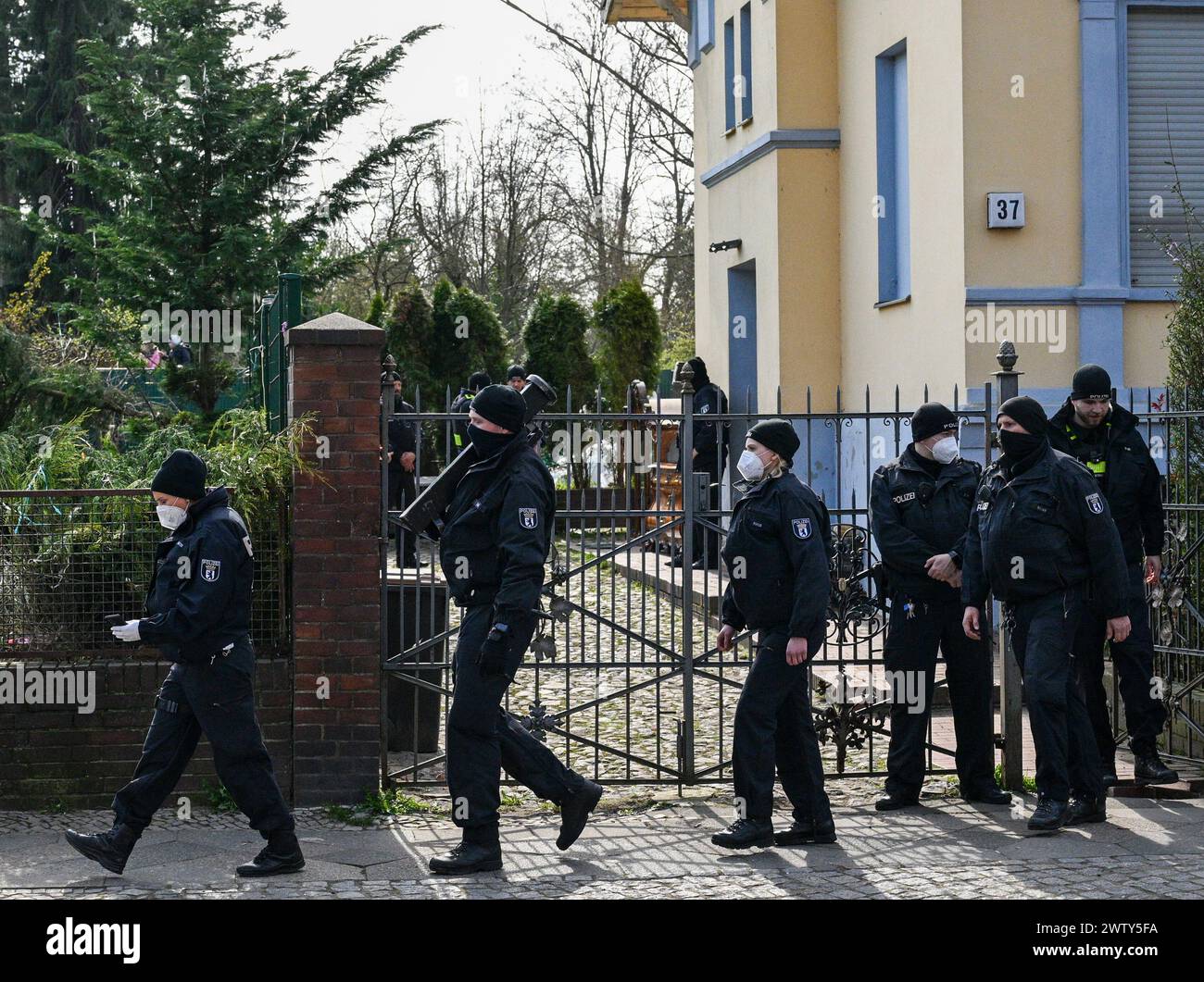 Berlin, Germany. 20th Mar, 2024. Police officers are deployed in front of a villa belonging to a clan in the Berlin district of Buckow in the Neukölln borough. In January, the Berlin district court ruled that a well-known clan of Arab origin must vacate the house. The family tried to prevent the eviction with a so-called eviction protection application. The Neukölln district court rejected the application. Credit: Jens Kalaene/dpa/Alamy Live News Stock Photo