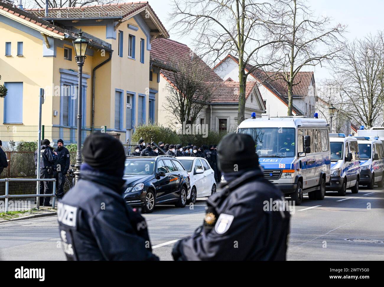 Berlin, Germany. 20th Mar, 2024. Police officers are deployed in front of a villa belonging to a clan in the Berlin district of Buckow in the Neukölln borough. In January, the Berlin district court ruled that a well-known clan of Arab origin must vacate the house. The family tried to prevent the eviction with a so-called eviction protection application. The Neukölln district court rejected the application. Credit: Jens Kalaene/dpa/Alamy Live News Stock Photo