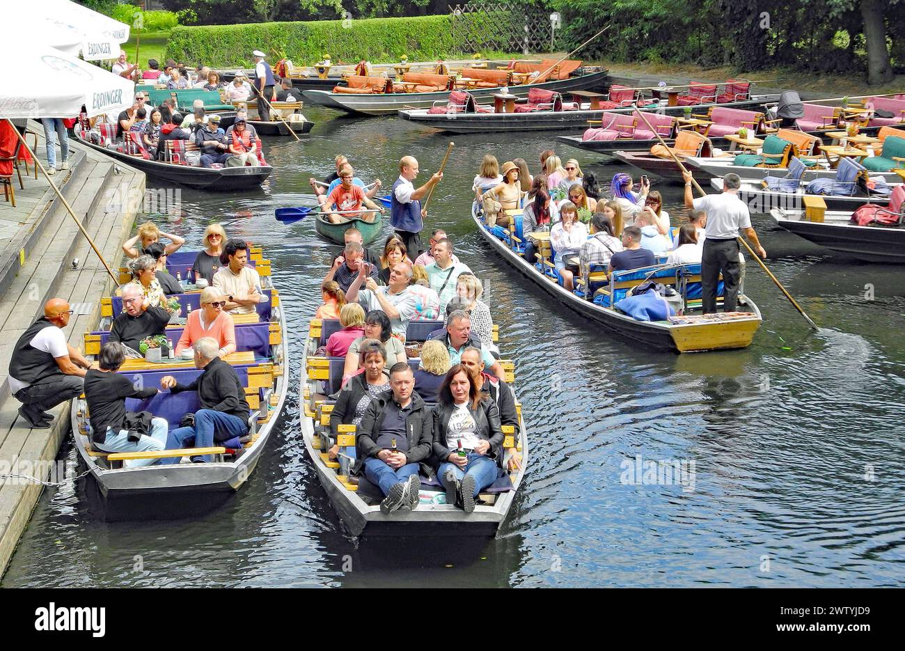 Der Spreewald ist wieder beliebter Ausflugsort der Berliner, bei Sommerhitze bietet er kuehle Kahnfahrten an. Nach wie vor starker Ansturm auch zu Ostern erwartet. Archivfoto 2022 *** The Spreewald is once again a popular excursion destination for Berliners, offering cool boat trips in the summer heat Still expected to be very popular at Easter Archive photo 2022 Stock Photo