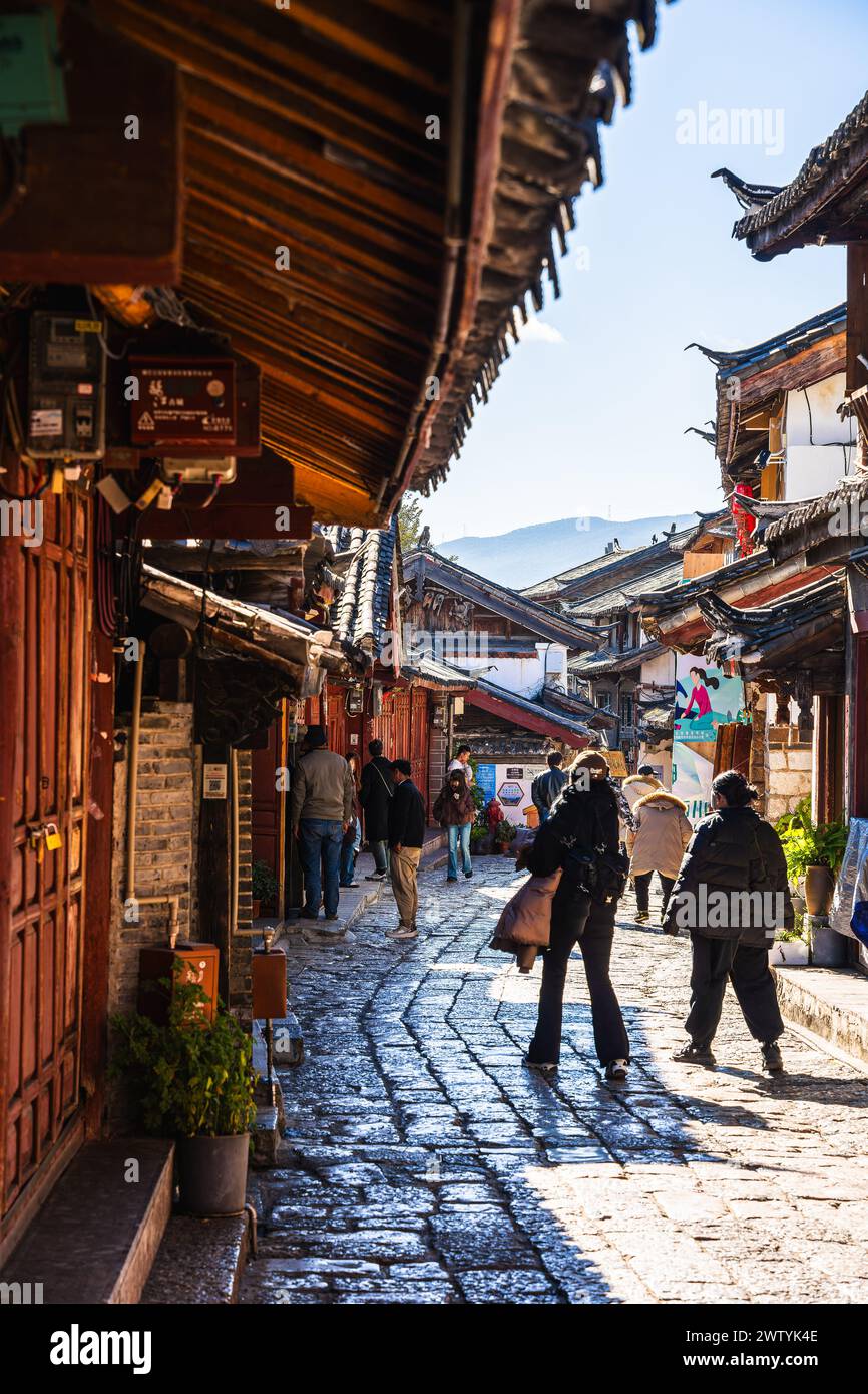 Old town of lijiang flowers hi-res stock photography and images - Alamy