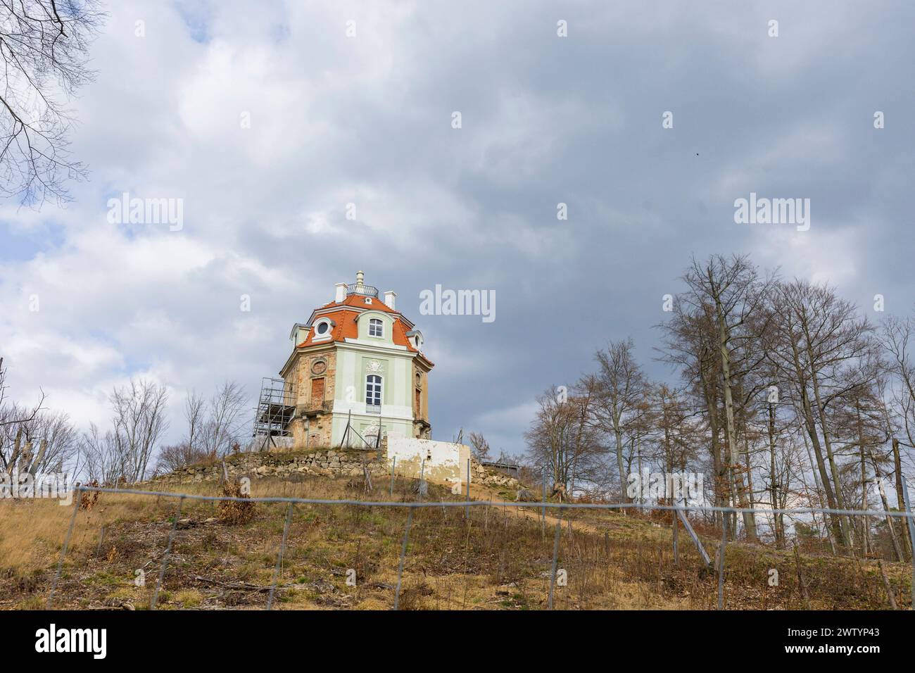 Hellhaus Das Hellhaus wurde 1787 auf einem Hügel für den Kurfürsten