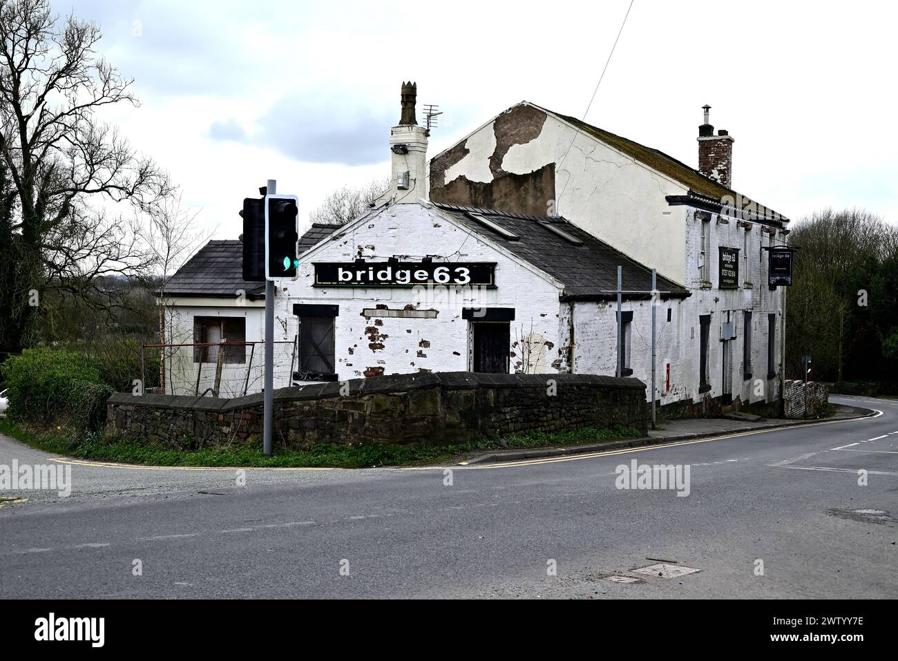 Around The UK - Canalside public house that has been closed for some time. Stock Photo