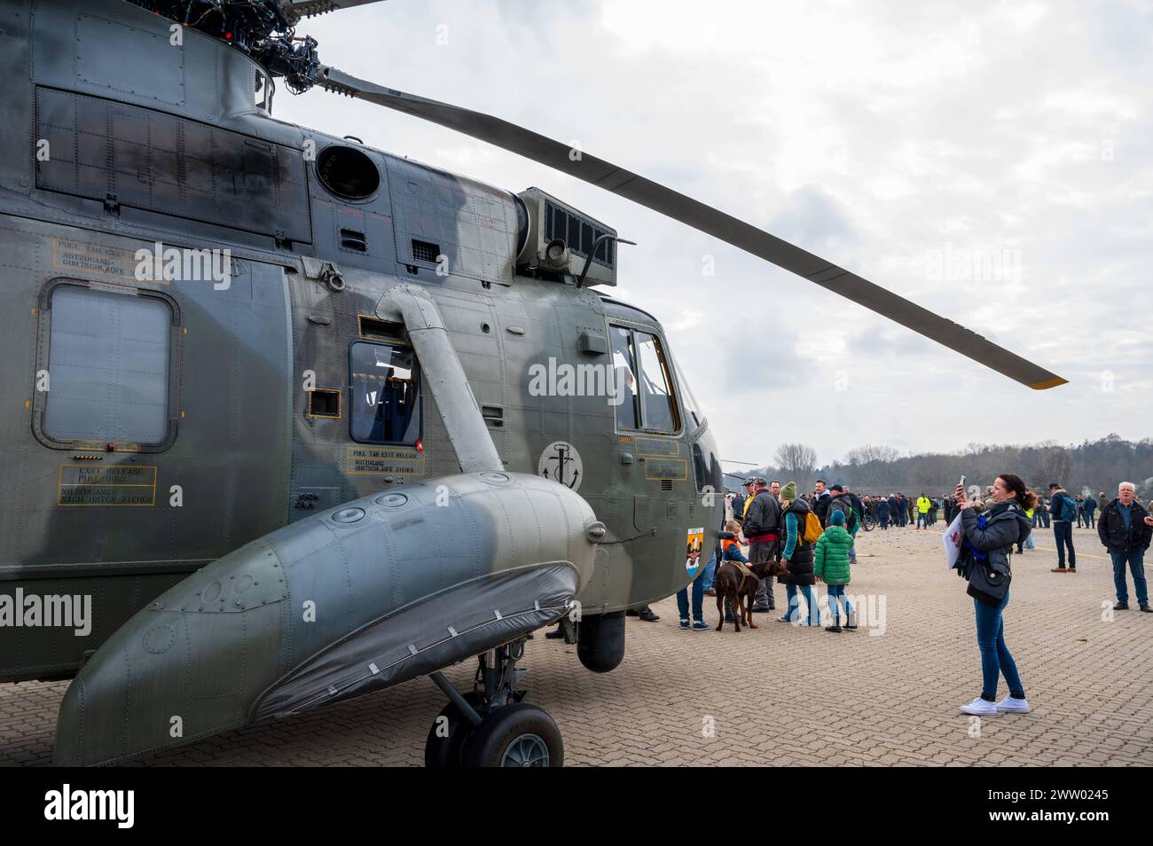 Kiel, 20.03.2024, Marinehubschrauber Sea King Mk41 besuchen Kiel und verabschieden sich auf dem MfG 5 Gelände zum 50. Jahrestag bevor sie mit 4 weiteren Sea King als Militärhilfe in die Ukraine gebracht werden. *** Kiel, 20 03 2024, Marine helicopters Sea King Mk41 visit Kiel and say goodbye at the MfG 5 site for the 50th anniversary before they are taken to Ukraine with 4 other Sea King as military aid Stock Photo