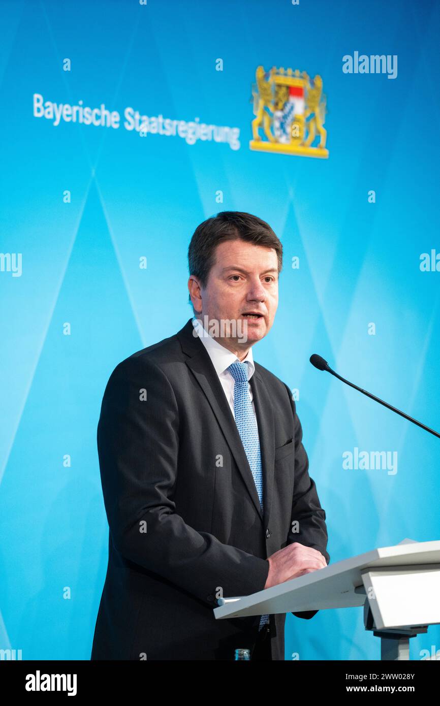 Munich, Bavaria, Germany - March 20, 2024: State Secretary of the Interior Sandro Kirchner gives a speech on the Bavarian payment card for refugees and asylum seekers during the press conference on March 20, 2024 in Munich *** Innenstaatssekretär Sandro Kirchner hält eine Rede zur bayerische Bezahlkarte für Flüchtlinge und Asylsuchende während der Pressekonferenz am 20 März 2024 in München Stock Photo