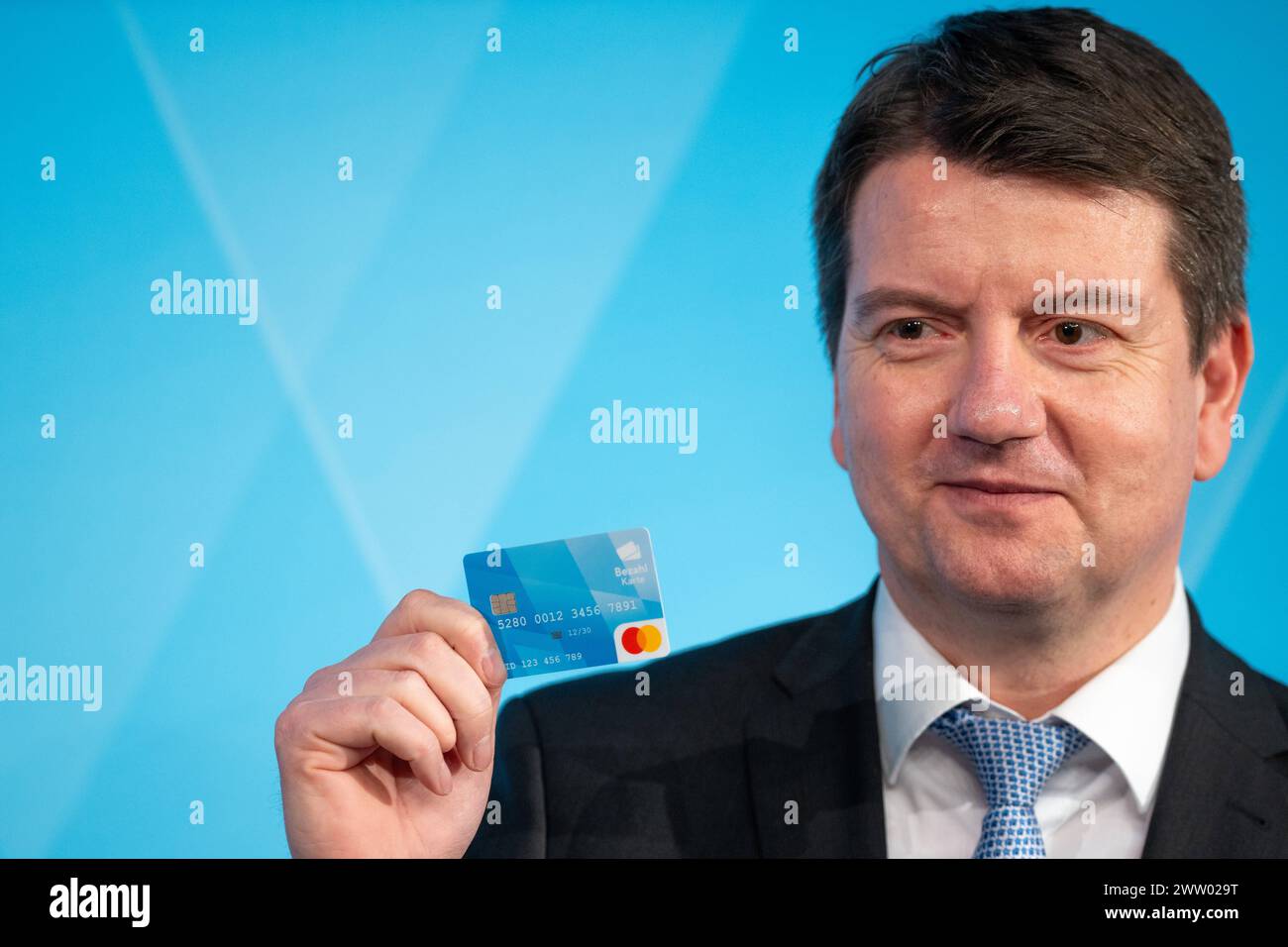 Munich, Bavaria, Germany - March 20, 2024: State Secretary of the Interior Sandro Kirchner presents the new Bavarian payment card for refugees and asylum seekers during the press conference in Munich on March 20, 2024 *** Innenstaatssekretär Sandro Kirchner präsentiert die neue bayerische Bezahlkarte für Flüchtlinge und Asylsuchende während der Pressekonferenz am 20 März 2024 in München Stock Photo