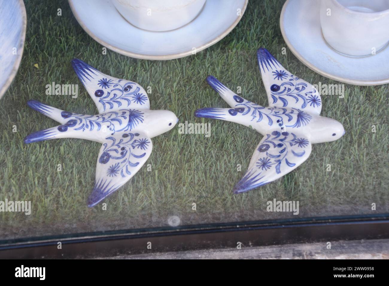 Deux oiseaux bleus en porcelaine dans une vitrine à Faro Stock Photo