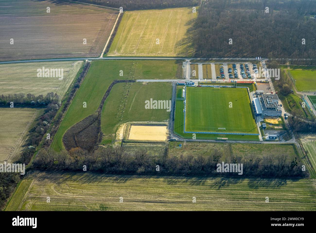 Luftbild, Westfalia Sportpark, Neubau Sportplatz mit Tribünen sowie Vereinsgebäude mit Sport-Kindertagesstätte, Fußballstadion An der Lohschule, Sportverein Westfalia Rhynern e.V., Parkplätze, Stadtbezirk Rhynern, Hamm, Ruhrgebiet, Nordrhein-Westfalen, Deutschland ACHTUNGxMINDESTHONORARx60xEURO *** Aerial view, Westfalia Sportpark, new sports field with stands and club building with sports day care center, soccer stadium An der Lohschule, Sportverein Westfalia Rhynern e V , parking lots, Rhynern district, Hamm, Ruhr area, North Rhine-Westphalia, Germany ATTENTIONxMINDESTHONORARx60xEURO Stock Photo