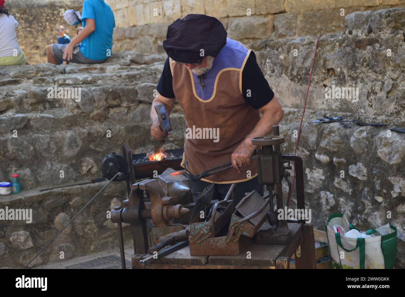 Fotografìa de un herrero trabajando la forja en el pueblo Stock Photo