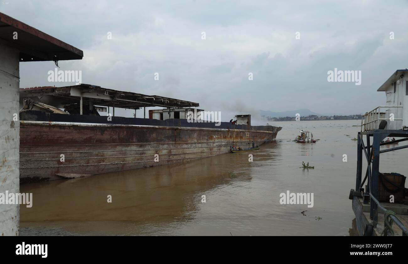 Barcaza en el río hi-res stock photography and images - Alamy