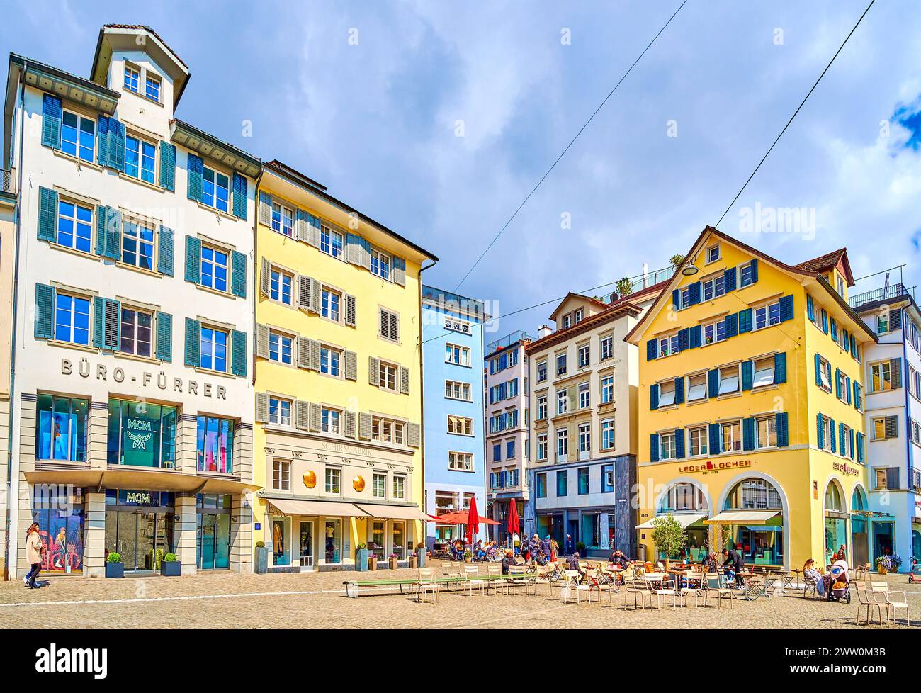 ZURICH, SWITZERLAND - APRIL 3, 2022: Munsterhof Square's medieval townhouses with atmospheric restaurant outdoor seating, on April 3 in Zurich, Switze Stock Photo