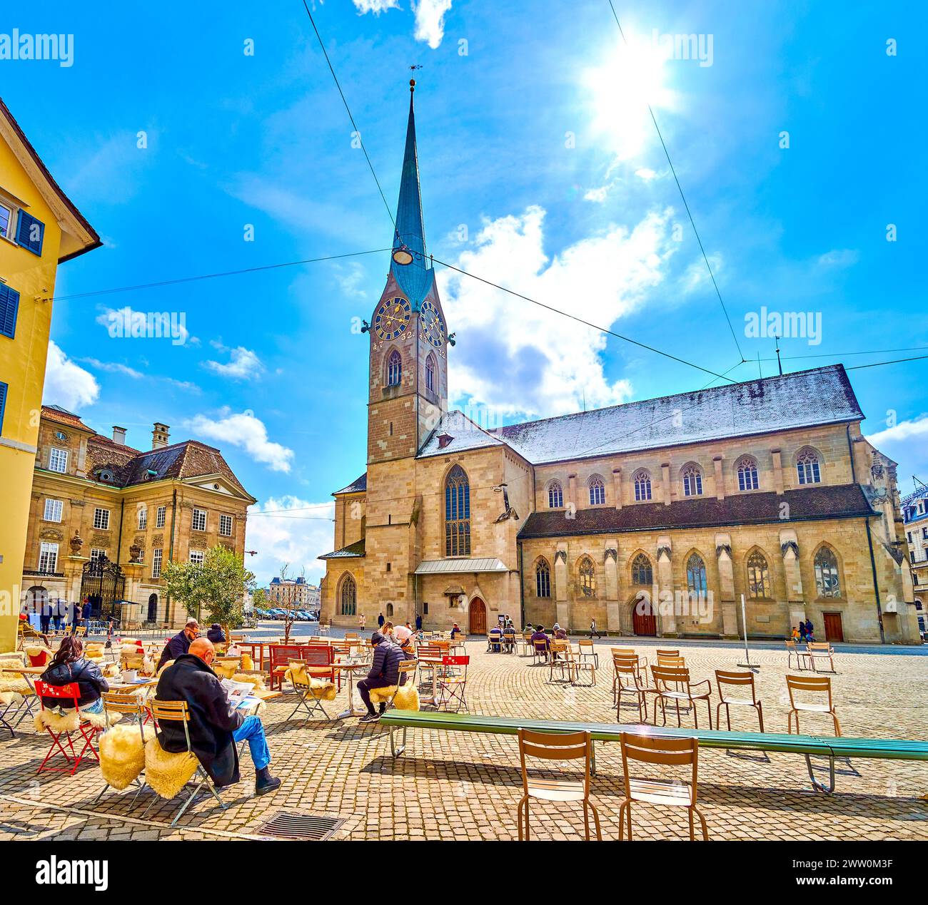 ZURICH, SWITZERLAND - APRIL 3, 2022: Munsterhof square with stunning Fraumunster church, on April 3 in Zurich, Switzerland Stock Photo