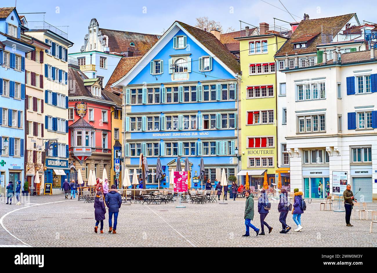 ZURICH, SWITZERLAND - APRIL 3, 2022: Munsterhof Square's medieval townhouses with atmospheric restaurant outdoor seating, on April 3 in Zurich, Switze Stock Photo