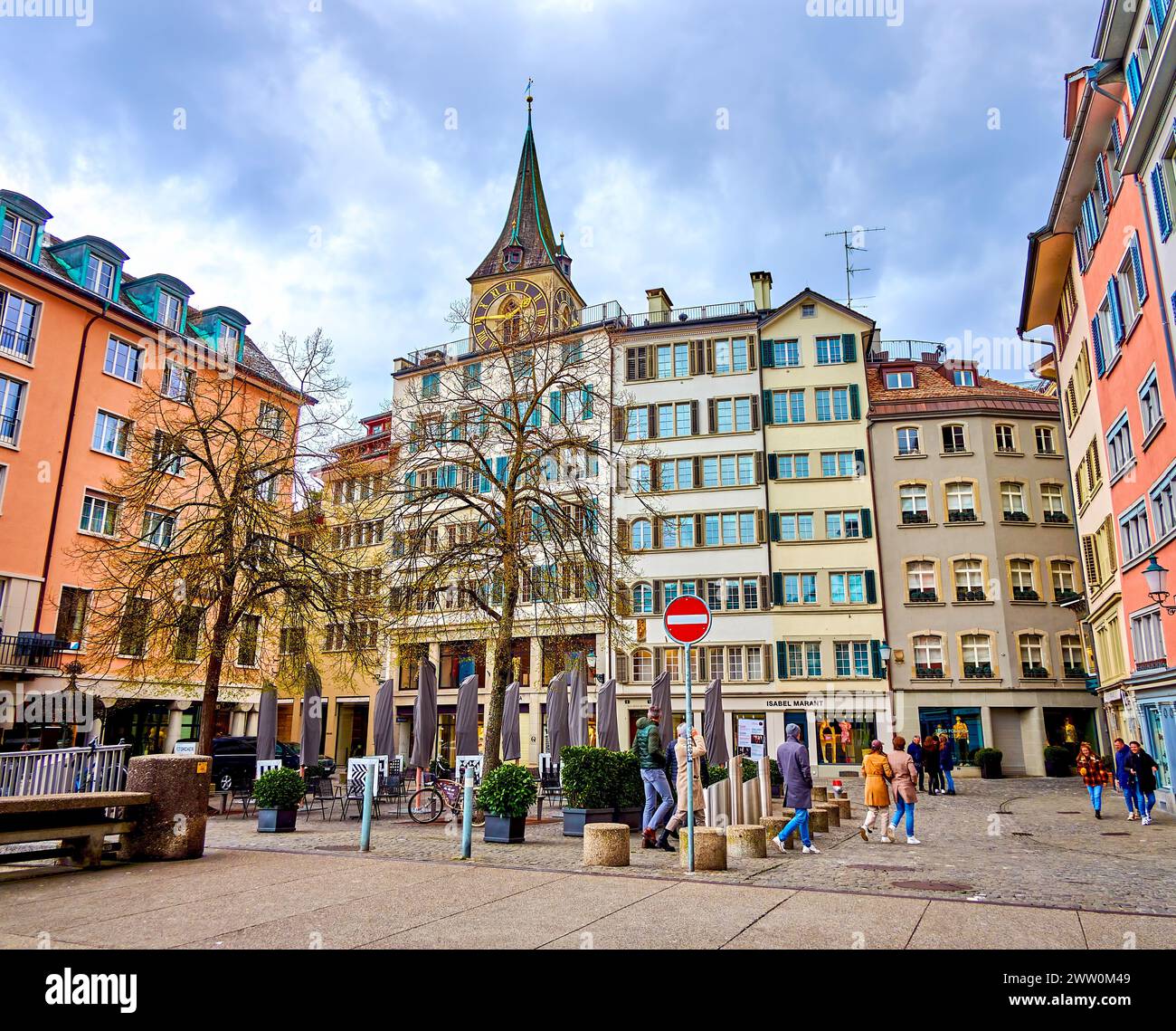 ZURICH, SWITZERLAND - APRIL 3, 2022: Weinplatz square with atmospheric restaurant outdoor seating, on April 3 in Zurich, Switzerland Stock Photo
