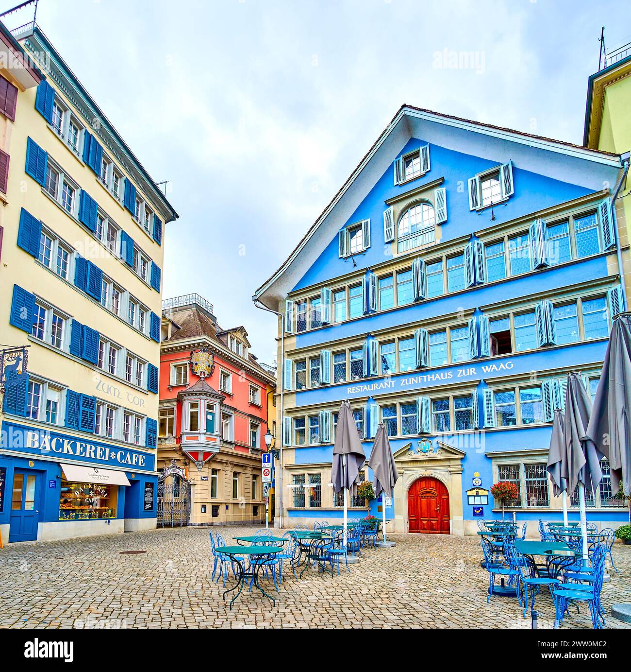 ZURICH, SWITZERLAND - APRIL 3, 2022: Munsterhof Square's medieval townhouses with atmospheric restaurant outdoor seating, on April 3 in Zurich, Switze Stock Photo