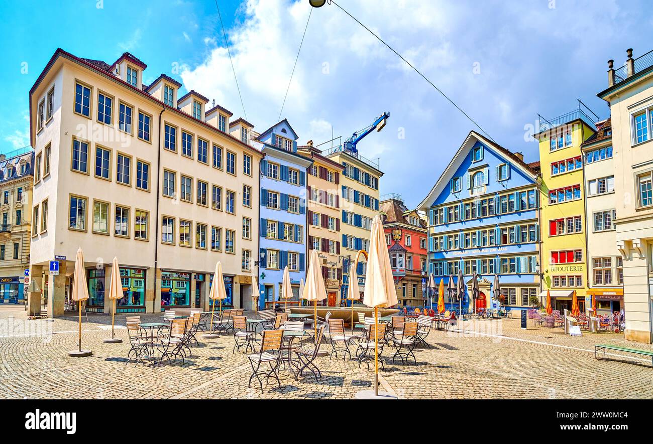 ZURICH, SWITZERLAND - APRIL 3, 2022: Munsterhof Square's medieval townhouses with atmospheric restaurant outdoor seating, on April 3 in Zurich, Switze Stock Photo