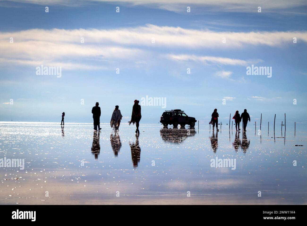 Grupo de turistas en el salar de Uyuni Stock Photo