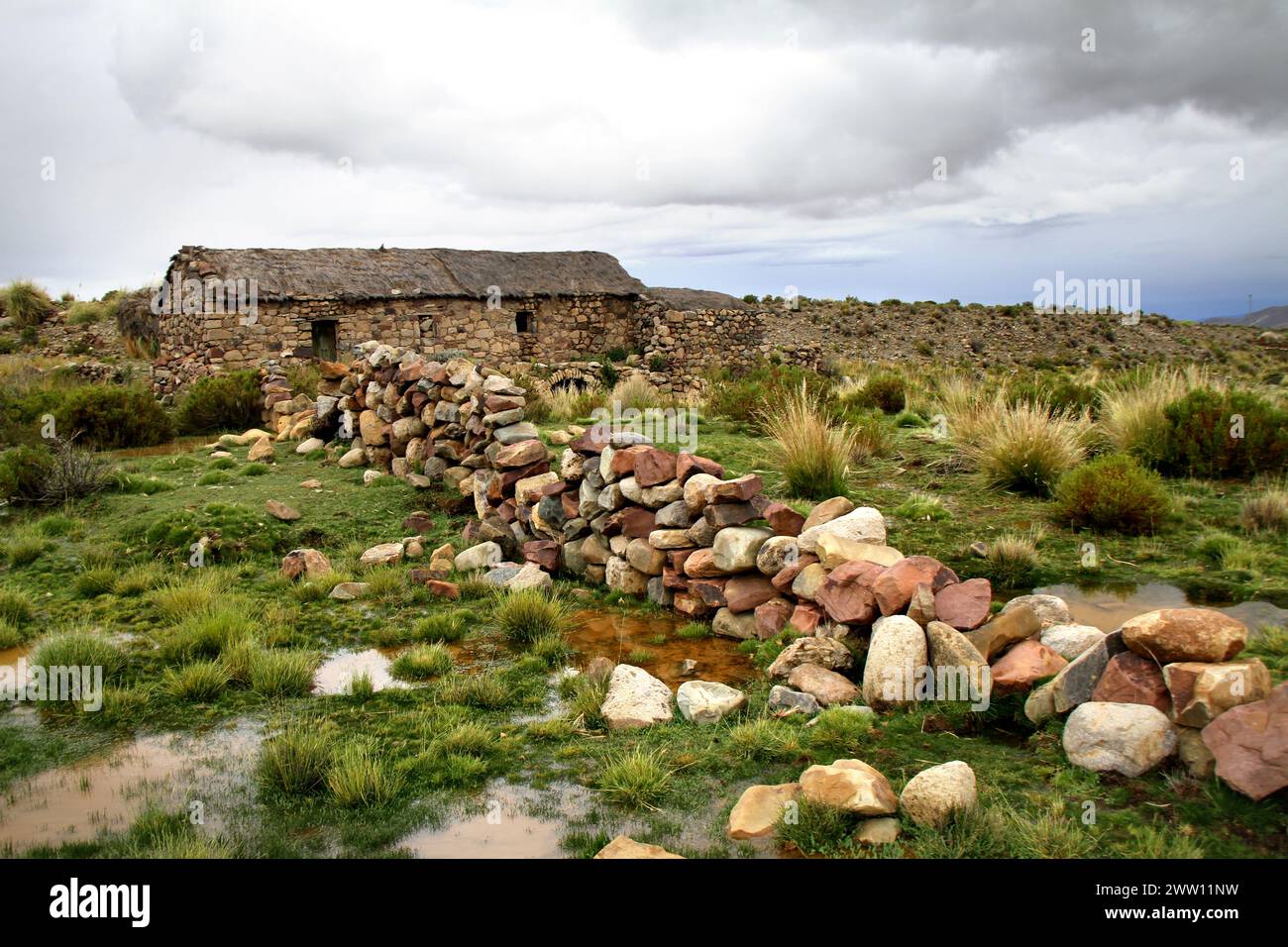 Construcción de casa antigua con piedra en Bolivia. Stock Photo