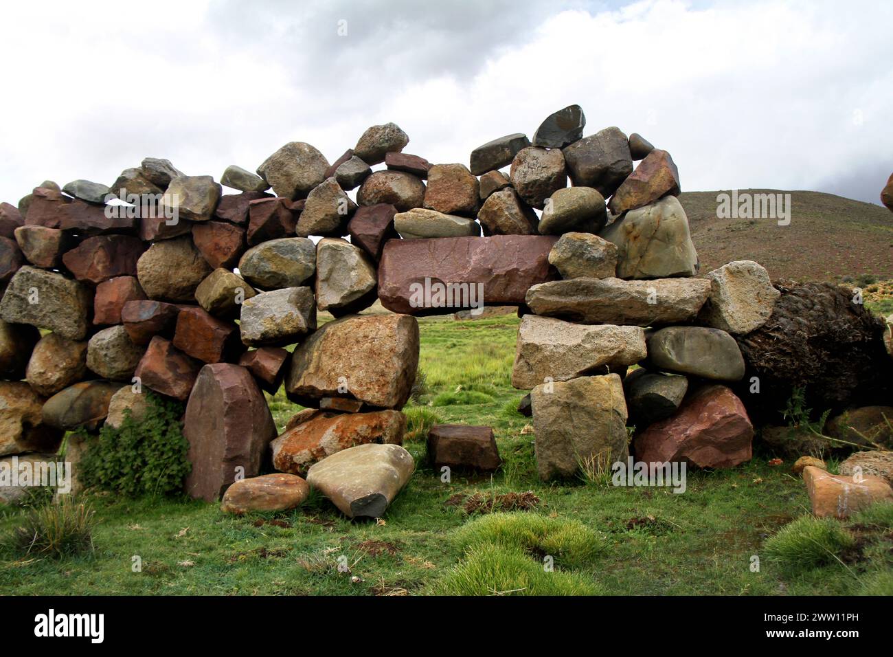 Muro de piedras en montaña Stock Photo