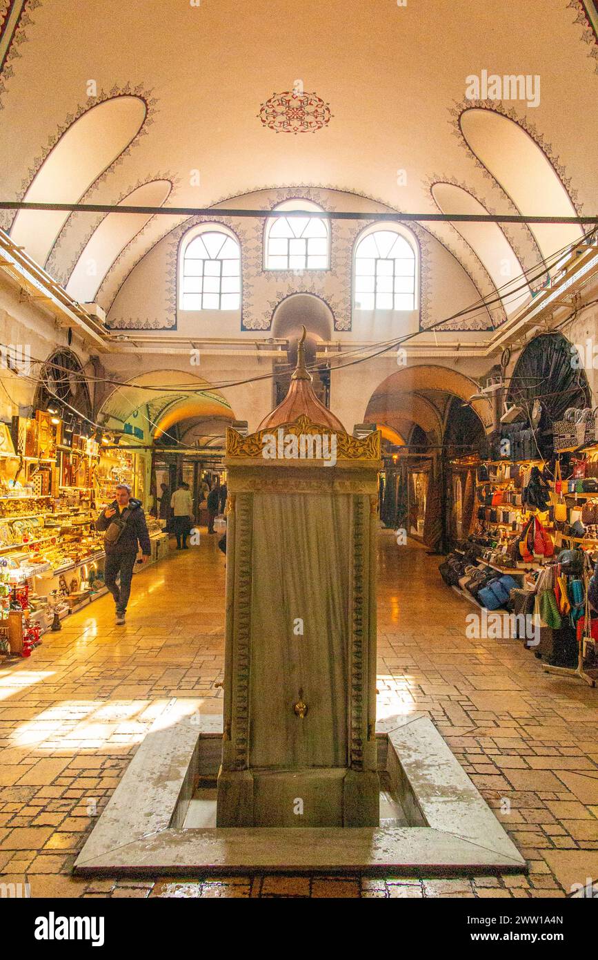 Shopping in the Grand Bazaar, Istanbul with communal water access Stock Photo