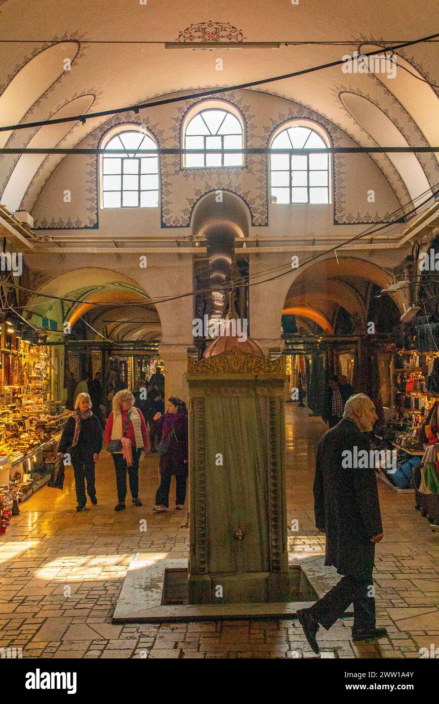 Shopping in the Grand Bazaar, Istanbul with communal water access Stock Photo