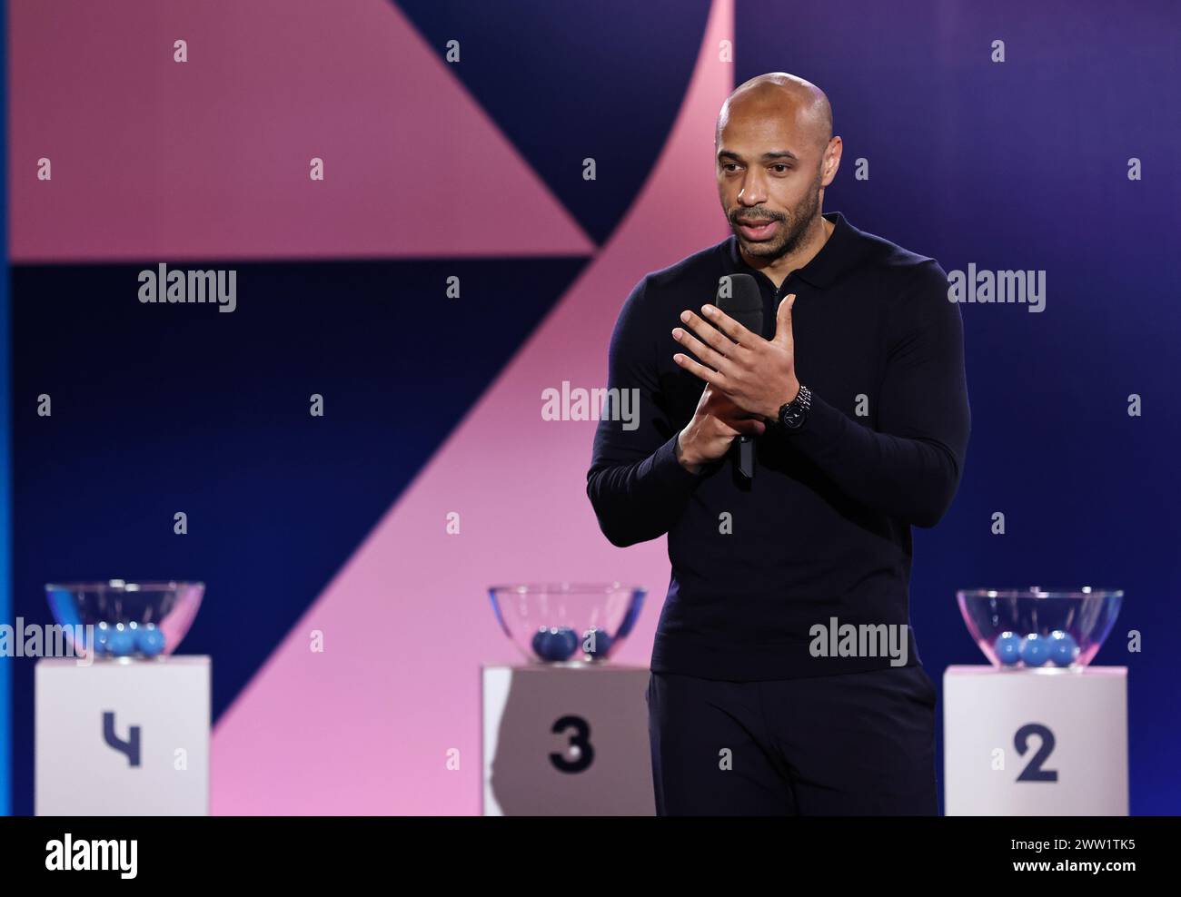 Saint Denis. 21st Mar, 2024. France's men football Olympic team coach Thierry Henry (L) speaks