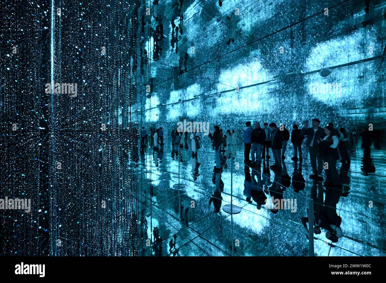 Artist roy nachum hi-res stock photography and images - Alamy