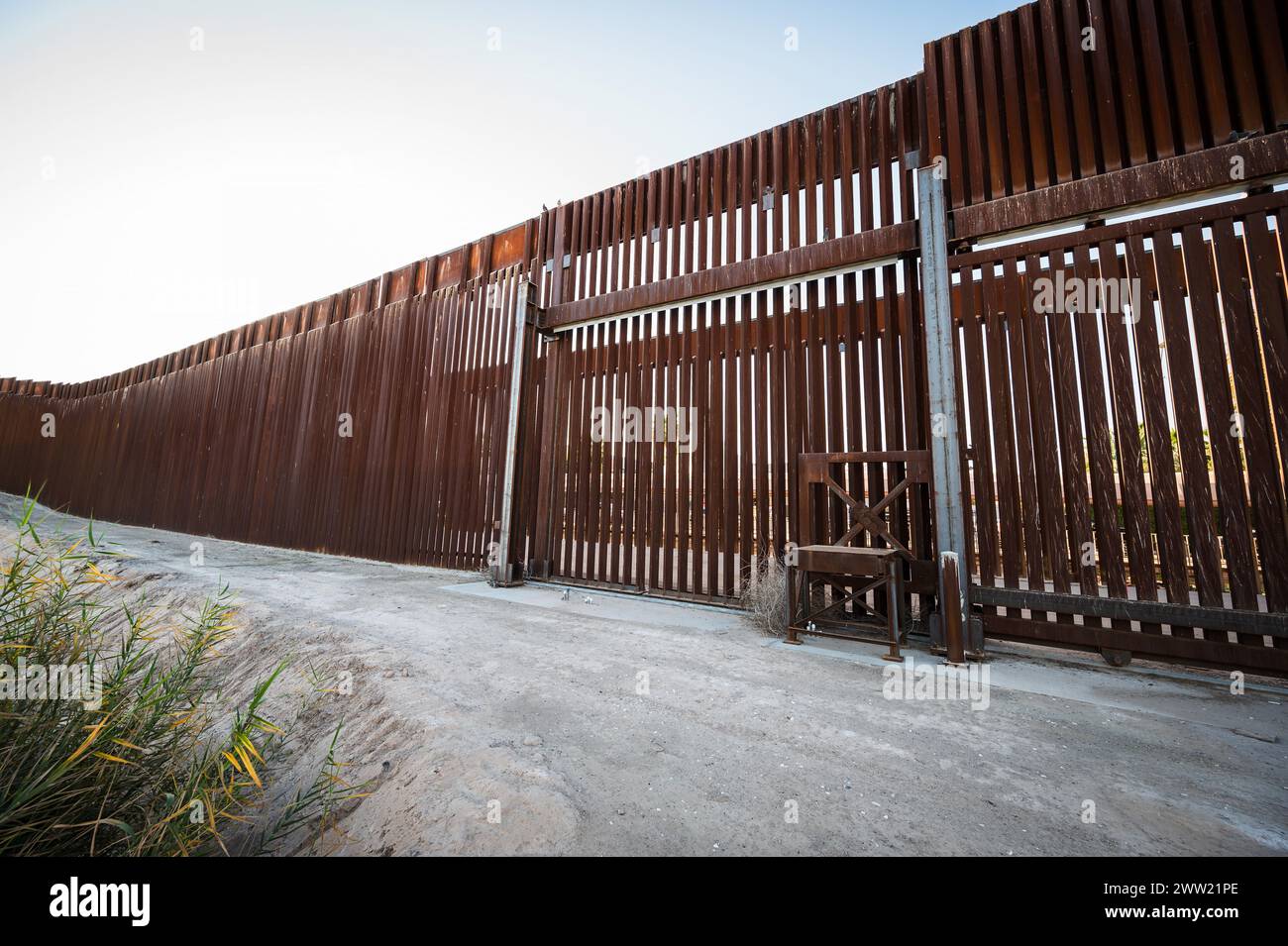 The US border wall between Yuma Arizona and Los Algodones Mexico Stock Photo Alamy