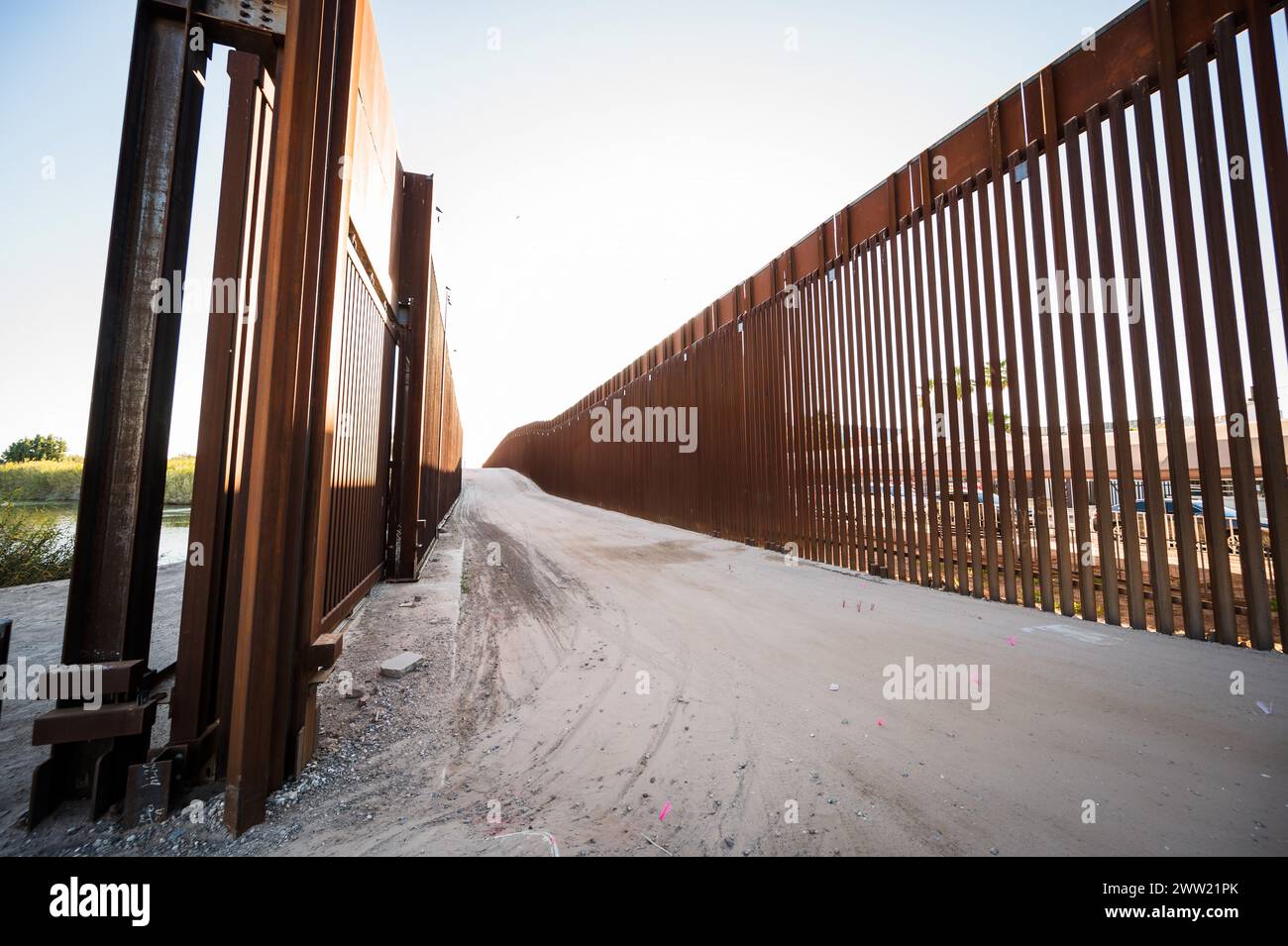 The US border wall between Yuma Arizona and Los Algodones Mexico Stock Photo Alamy