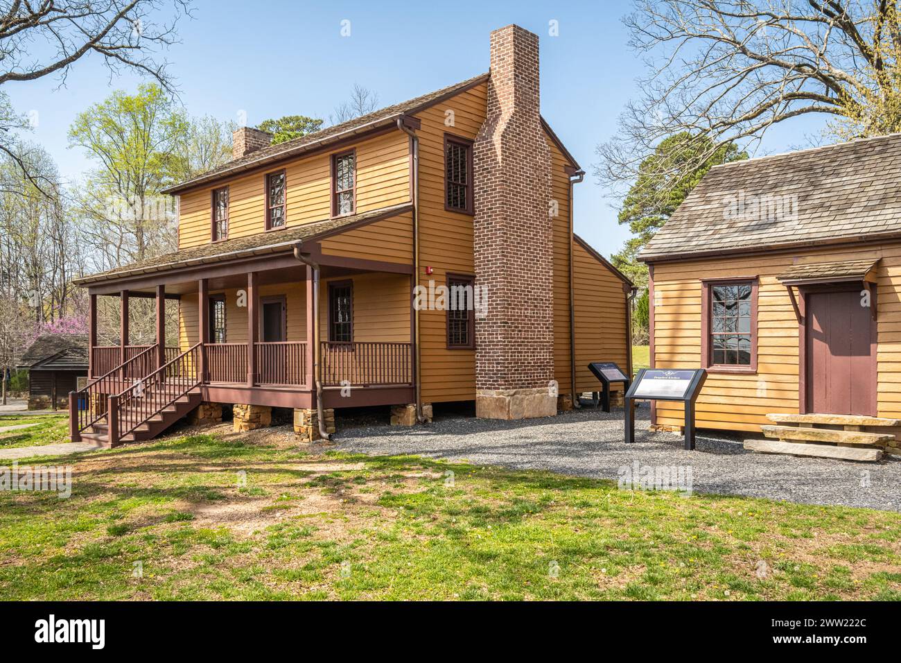 1940 Hudson-Nash Farmhouse with detached kitchen at the Yellow River Post Office Historic Site in Lilburn, Georgia. (USA) Stock Photo