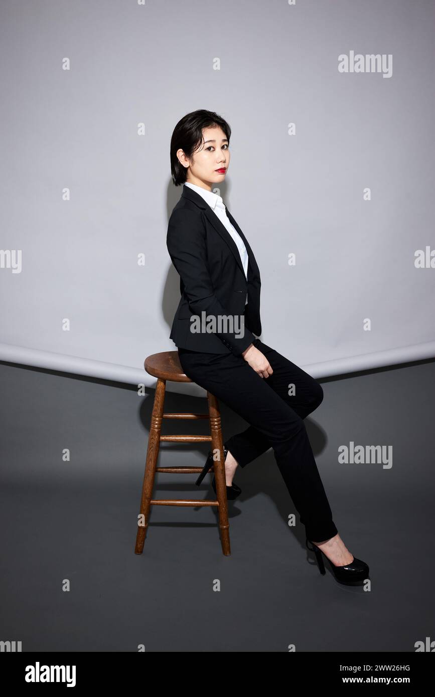 Black woman sitting on stool hi-res stock photography and images - Alamy