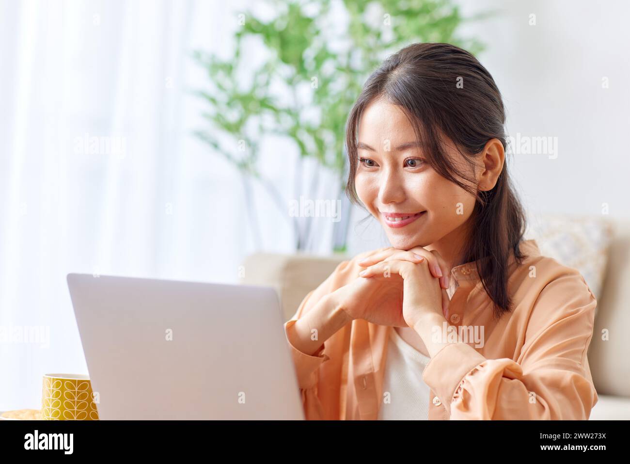 Hands asian woman laptop hi-res stock photography and images - Alamy