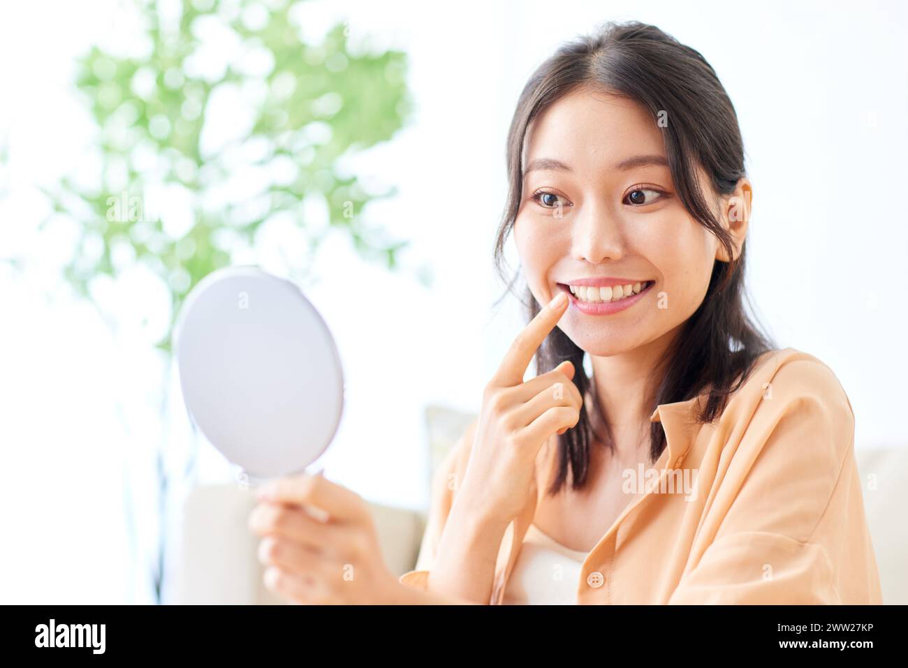 Make up mirror hand holding hi-res stock photography and images - Alamy