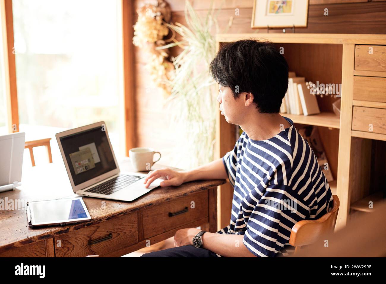 One asian man computer desk hi-res stock photography and images - Alamy