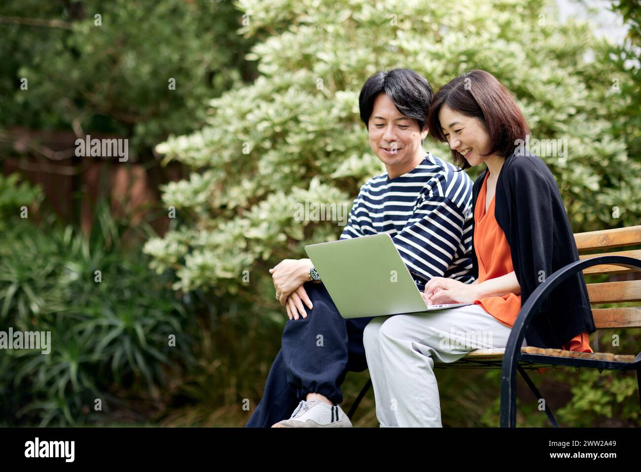 Mature asian couple hi-res stock photography and images - Alamy