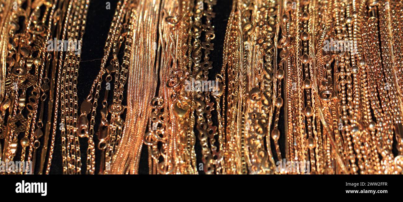 Collection different gold chains hi-res stock photography and images ...