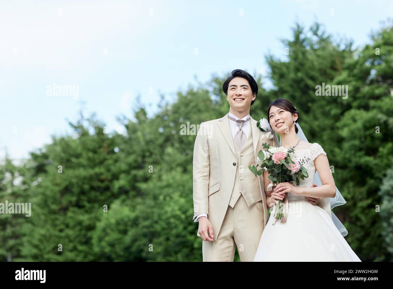 A newly married couple posing for a photo Stock Photo - Alamy