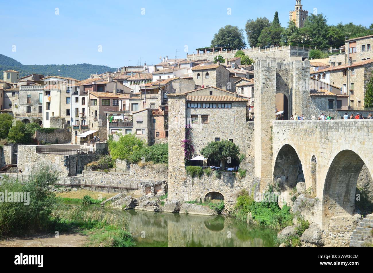 Besalú, provincia de Girona, Cataluña, España. Puente medieval conocido con el nombre de El Pont Vell, cruza por el río Fluviá. Stock Photo