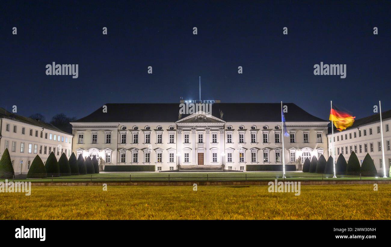 Schloss Bellevue sitz des Bundespraesidenten und Baudenkmal am Spreeweg 1 im Berliner Ortsteil Tiergarten, am Abend - Lichter der Grossstadt  Berlinbi Stock Photo