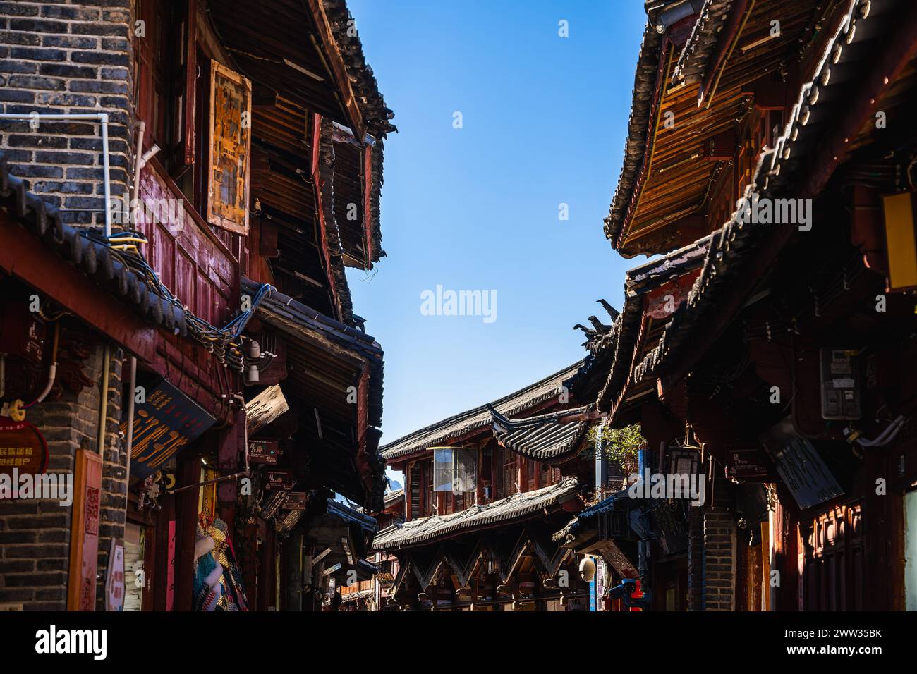 Old town of lijiang flowers hi-res stock photography and images - Alamy