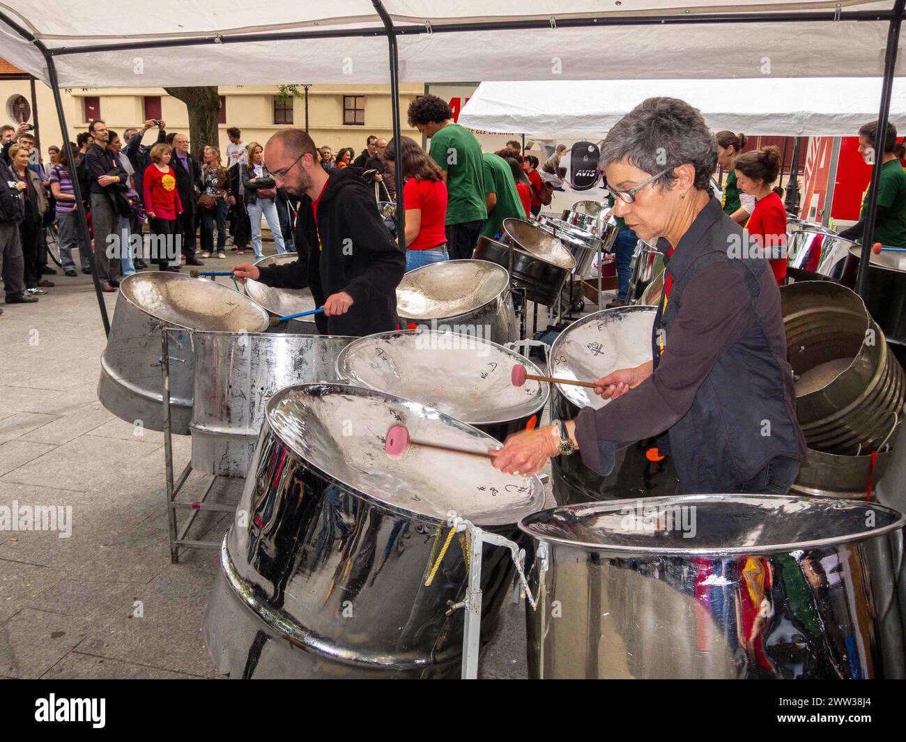 People playing musical instruments hi-res stock photography and images ...