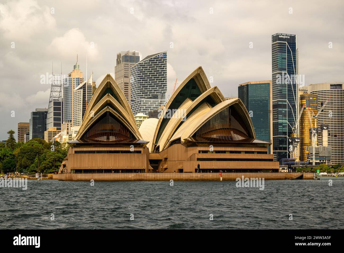 Front view of the Sydney Opera House on a sunny summer day, Sydney ...